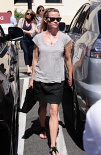 Reese Witherspoon feet photo thumbnail