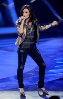 Demi Lovato feet photo thumbnail
