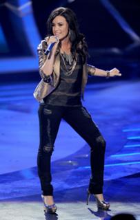 Demi Lovato feet photo thumbnail