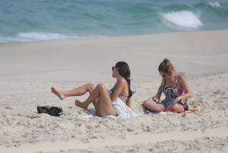 Isis Valverde feet photo thumbnail