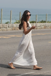 Isis Valverde feet photo thumbnail