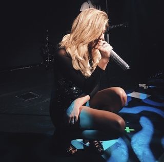 Kelsea Ballerini feet photo thumbnail