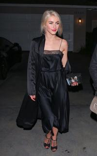 Julianne Hough feet photo thumbnail