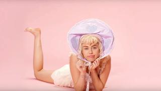 Miley Cyrus feet photo thumbnail