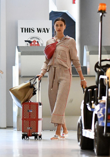 Irina Shayk feet photo thumbnail