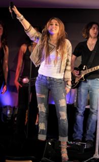 Miley Cyrus feet photo thumbnail