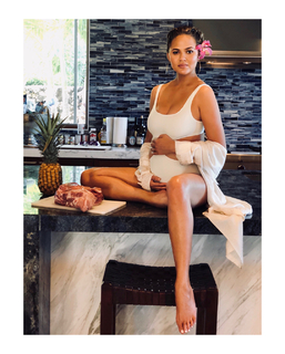 Chrissy Teigen feet photo thumbnail