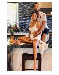 Chrissy Teigen feet photo thumbnail