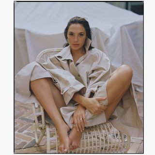 Gal Gadot feet photo thumbnail