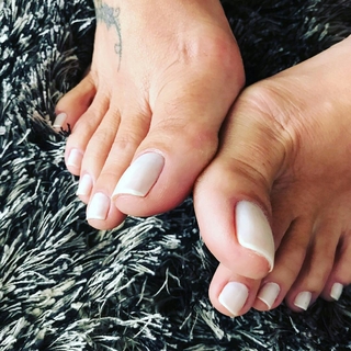 Karin Klemp feet photo thumbnail