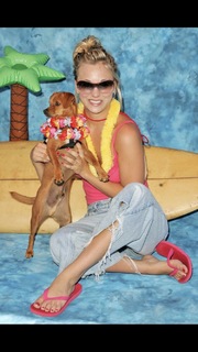Kaley Cuoco feet photo thumbnail