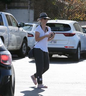 Kaley Cuoco feet photo thumbnail