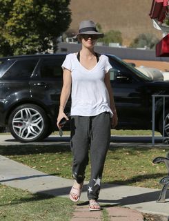 Kaley Cuoco feet photo thumbnail