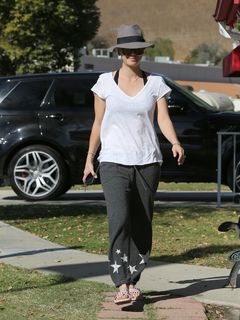 Kaley Cuoco feet photo thumbnail