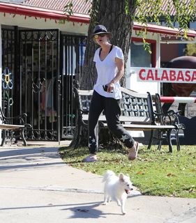 Kaley Cuoco feet photo thumbnail