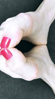 Alaine Crissiê feet photo thumbnail