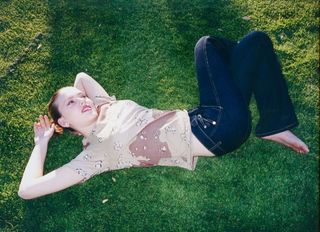 Scarlett Johansson feet photo thumbnail