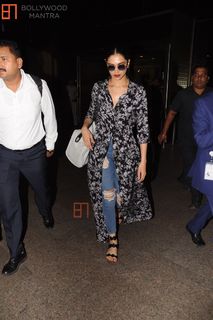Deepika Padukone feet photo thumbnail