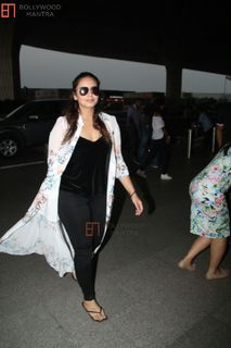 Huma Qureshi feet photo thumbnail