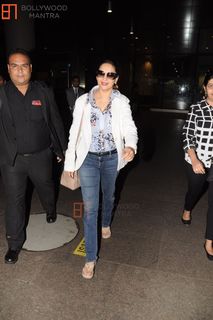 Madhuri Dixit feet photo thumbnail