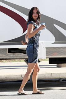 Courteney Cox feet photo thumbnail