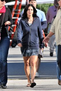 Courteney Cox feet photo thumbnail
