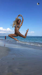 Pia Mia feet photo thumbnail