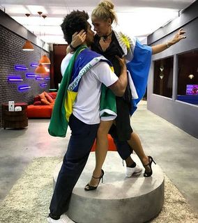 Adriane Galisteu feet photo thumbnail