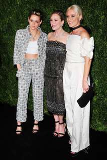 Elizabeth Banks feet photo thumbnail