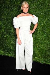 Elizabeth Banks feet photo thumbnail