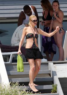 Paris Hilton feet photo thumbnail