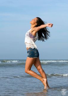 Iris Mittenaere feet photo thumbnail