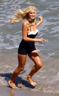 Paris Hilton feet photo thumbnail