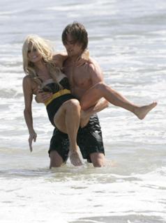 Paris Hilton feet photo thumbnail