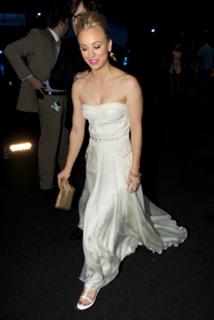 Kaley Cuoco feet photo thumbnail