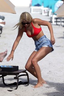 Sofia Richie feet photo thumbnail