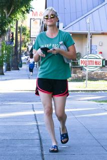 Kaley Cuoco feet photo thumbnail
