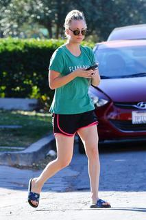 Kaley Cuoco feet photo thumbnail