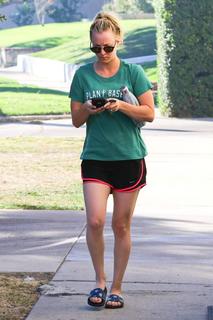 Kaley Cuoco feet photo thumbnail