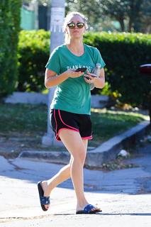 Kaley Cuoco feet photo thumbnail