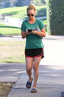 Kaley Cuoco feet photo thumbnail