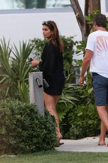 Cindy Crawford feet photo thumbnail