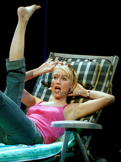 Denise Van Outen feet photo thumbnail