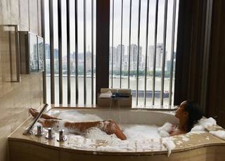 Lais Ribeiro feet photo thumbnail