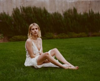Emma Roberts feet photo thumbnail