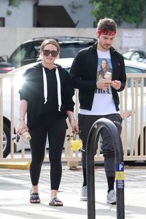 Hilary Duff feet photo thumbnail