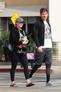 Hilary Duff feet photo thumbnail