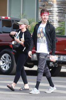 Hilary Duff feet photo thumbnail