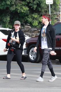 Hilary Duff feet photo thumbnail