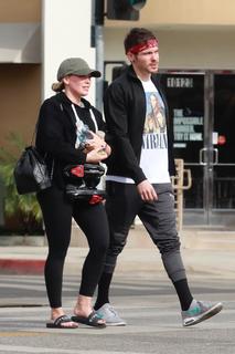 Hilary Duff feet photo thumbnail